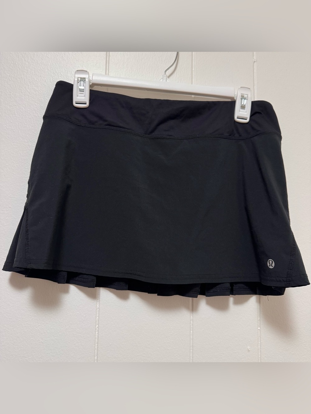Lululemon athletic running skirt with ruffles, size 6